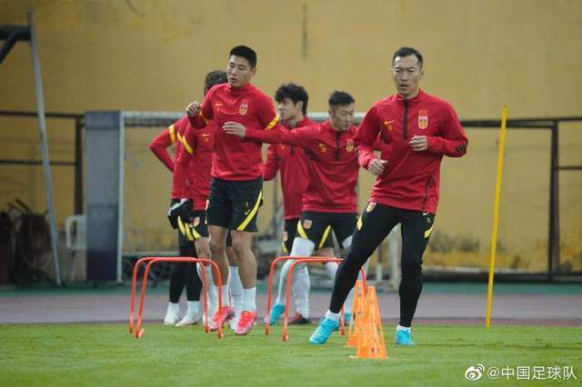 萧常坤轻轻点了点头，嘟囔道：也对，人家毕竟是亲娘儿俩……而此时，露台上萧常乾的一声怒吼，让萧老太太也不禁顺着他手指的方向看去。